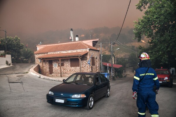 Φωτιά στην Εύβοια: Μάχη με φλόγες 20 μέτρων - Συγκλονιστικές εικόνες