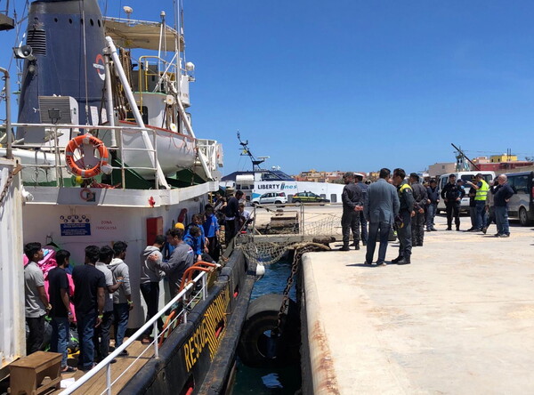 Γυναίκες, παιδιά και άρρωστοι μετανάστες που επέβαιναν στο Mare Jonio αποβιβάστηκαν στη Λαμπεντούζα