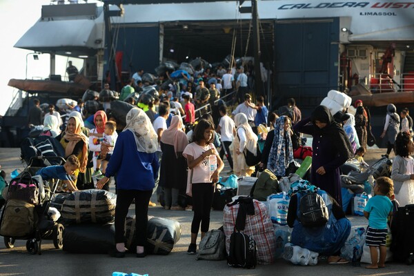 Έφτασαν στη Θεσσαλονίκη οι πρώτοι 640 πρόσφυγες και μετανάστες από τη Μόρια - Πού θα εγκατασταθούν