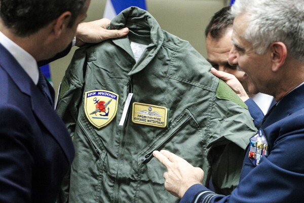 Επίσκεψη Μητσοτάκη στο υπουργείο Εθνικής Άμυνας - Πήρε δώρο φόρμα πιλότου με το όνομά του