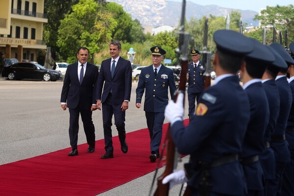 Επίσκεψη Μητσοτάκη στο υπουργείο Εθνικής Άμυνας - Πήρε δώρο φόρμα πιλότου με το όνομά του