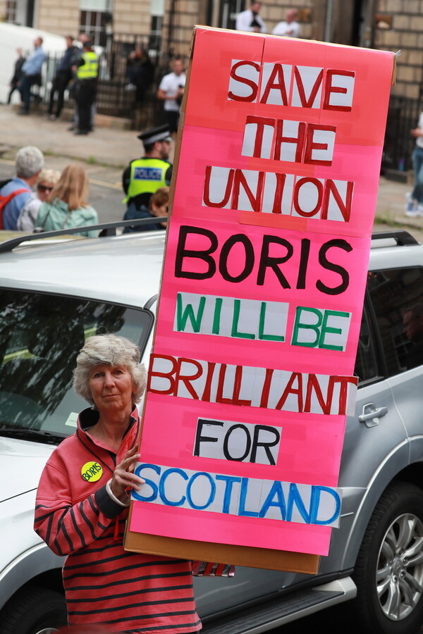 Ο Μπόρις Τζόνσον αποδοκιμάστηκε από διαδηλωτές στη Σκωτία