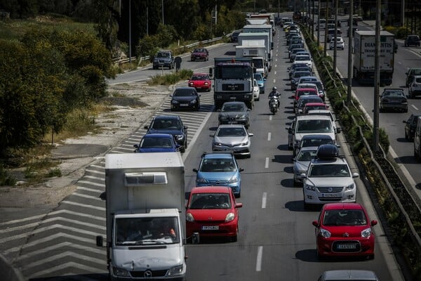 Μεγάλο μποτιλιάρισμα στην έξοδο της Αθηνών – Λαμίας, μετά από τροχαίο