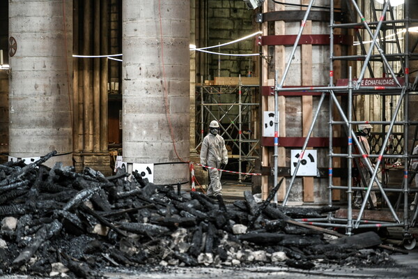 Παναγία των Παρισίων: Ερείπια και οσμή καμένου - Οι πρώτες φωτογραφίες από την επιχείρηση ανακατασκευής του ναού