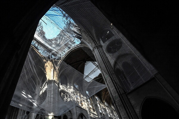 Παναγία των Παρισίων: Ερείπια και οσμή καμένου - Οι πρώτες φωτογραφίες από την επιχείρηση ανακατασκευής του ναού