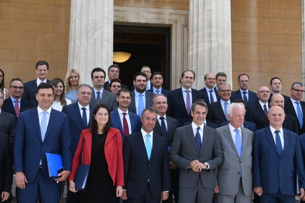 Η οικογενειακή φωτογραφία της κυβέρνησης Μητσοτάκη - Ο πρωθυπουργός και όλοι οι υπουργοί