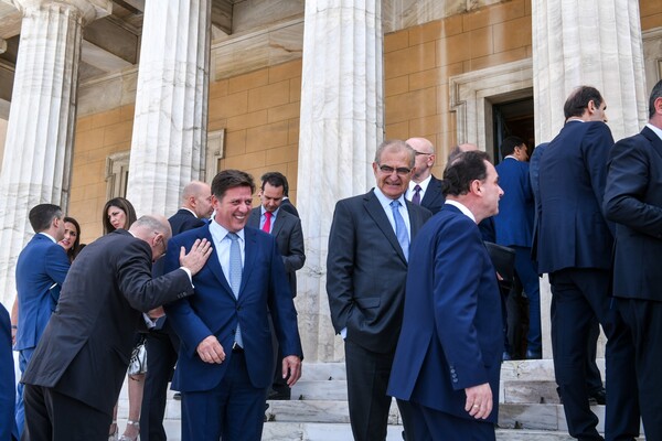 Η οικογενειακή φωτογραφία της κυβέρνησης Μητσοτάκη - Ο πρωθυπουργός και όλοι οι υπουργοί