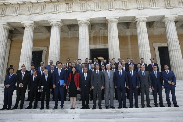 Η οικογενειακή φωτογραφία της κυβέρνησης Μητσοτάκη - Ο πρωθυπουργός και όλοι οι υπουργοί