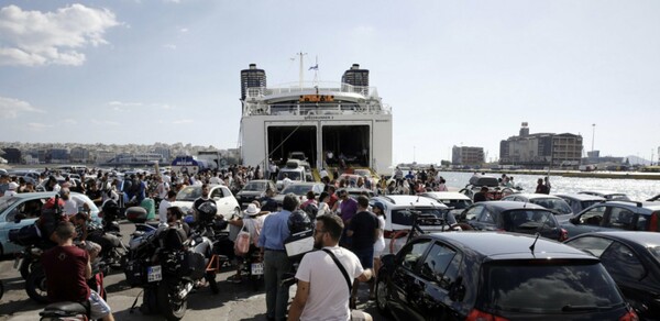 Πειραιάς: Συνεχίζεται η έξοδος των Αθηναίων - Το αδιαχώρητο στο λιμάνι