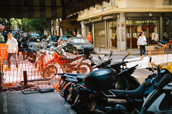 Απροσπέλαστα πεζοδρόμια, «βομβαρδισμένοι» δρόμοι, εξαφανισμένες διαβάσεις - Η εφιαλτική ζωή ενός πεζού στην Αθήνα