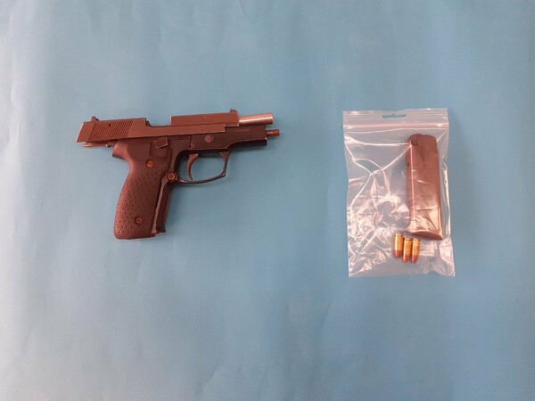 Εξάρχεια: Βρέθηκε πιστόλι σε πεζοδρόμιο - Συλλήψεις για ecstasy, LSD, κάνναβη και κοκαΐνη