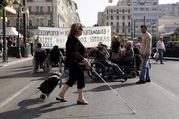 Σήμερα πιστώνονται τα προνοιακά επιδόματα