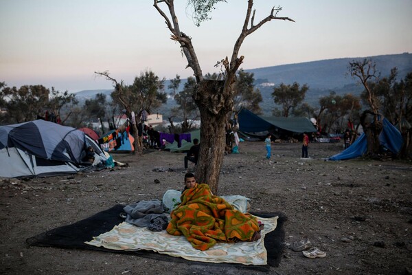 Καθώς ξημερώνει σε ένα καταυλισμό προσφύγων στη Μόρια της Λέσβου, σήμερα το πρωί