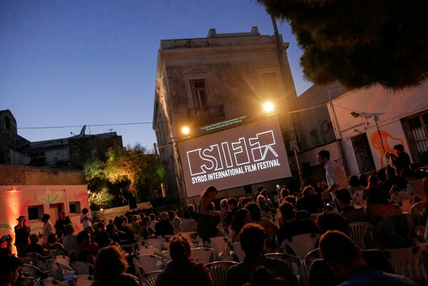 Πώς το Διεθνές Φεστιβάλ Κινηματογράφου της Σύρου μάς έκανε να δούμε το νησί και τον κινηματογράφο αλλιώς