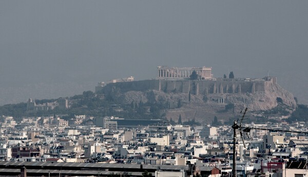 Στο «κόκκινο» τα αιωρούμενα σωματίδια στην Αθήνα από τις πυρκαγιές στην Εύβοια