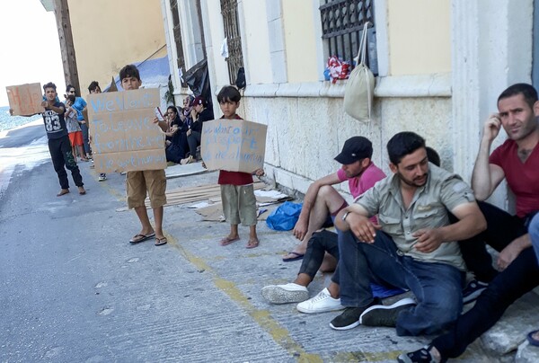Spiegel: Η Ευρωπαϊκή Ένωση αγνόησε για πολύ καιρό τη δυστυχία των προσφύγων στα ελληνικά νησιά