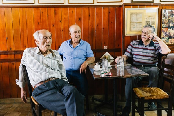 Βόλτα στα παλιά καφενεία που ακόμη αντέχουν κι ελάχιστοι γνωρίζουν στο λιμάνι του Πειραιά