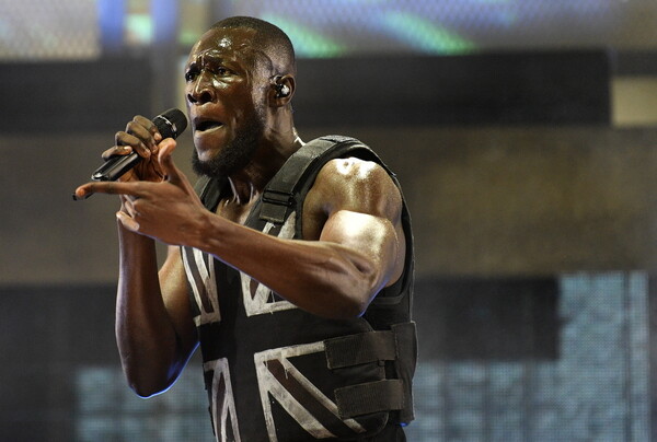 O Stormzy έγραψε ιστορία στο Glastonbury - Αποθέωση για τον ράπερ με έκπληξη από τον Banksy