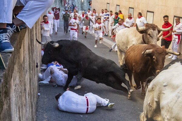 Πέντε τραυματίες στις ταυροδρομίες της Παμπλόνα, αλλά κανείς από κέρατα ταύρου