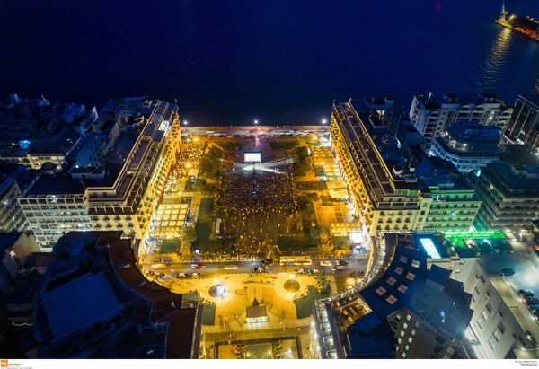Το τεράστιο θερινό σινεμά στην πλ. Αριστοτέλους - Φωτογραφίες από τη ξεχωριστή βραδιά στη Θεσσαλονίκη