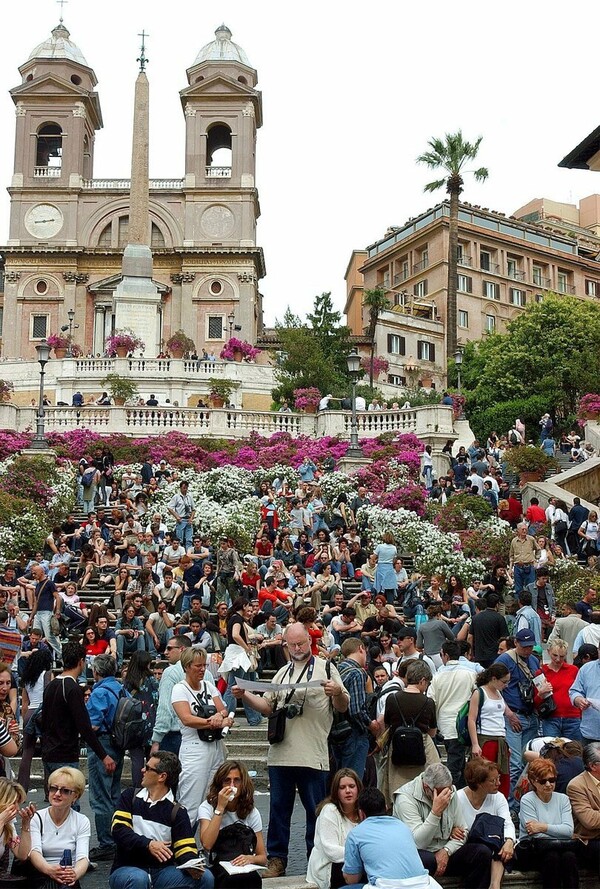 Η Ρώμη απαγορεύει στους τουρίστες να κάθονται στα διάσημα σκαλιά της Trinita dei Monti