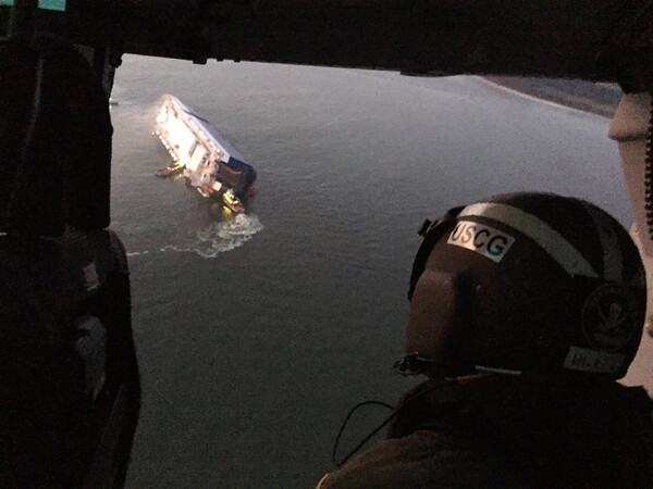 Αγωνιώδης επιχείρηση διάσωσης 4 ναυτικών από ημιβυθισμένο πλοίο στις ακτές της Τζόρτζια