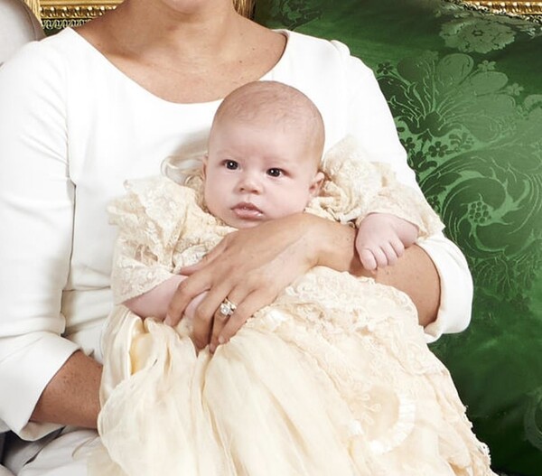 Πρίγκιπας Χάρι και Μέγκαν Μαρκλ βάφτισαν τον γιο τους: Οι πρώτες φωτογραφίες