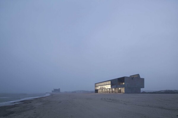 Seashore Library: Η βιβλιοθήκη πάνω στην άμμο με θέα τον ωκεανό