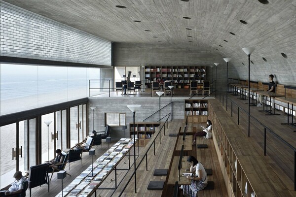 Seashore Library: Η βιβλιοθήκη πάνω στην άμμο με θέα τον ωκεανό