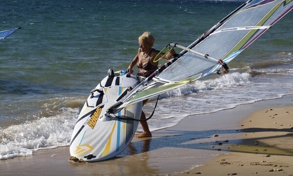 Έγραψε ιστορία η 81χρονη windsurfer: Κεφαλονιά - Κυλλήνη σε 6 ώρες