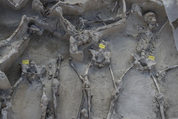 Δεσμώτες Φαλήρου: Μεγάλη φθορά στη Νεκρόπολη - «Οργή» Μενδώνη για την κατάσταση του αρχαίου τάφου
