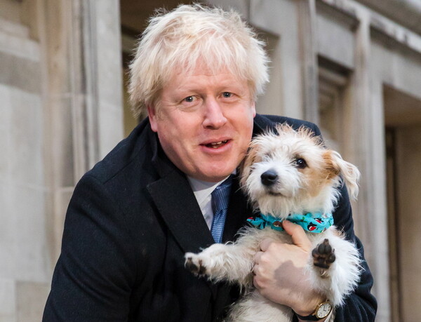 Με σκύλους, γάτες, ακόμη και άλογα, πήγαν στις κάλπες για να ψηφίσουν οι Βρετανοί