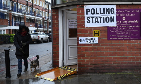 Με σκύλους, γάτες, ακόμη και άλογα, πήγαν στις κάλπες για να ψηφίσουν οι Βρετανοί