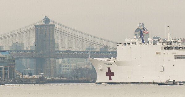 Πλωτό νοσοκομείο - Εντυπωσιακές εικόνες από τη Νέα Υόρκη όπου κατέπλευσε το USNS Comfort