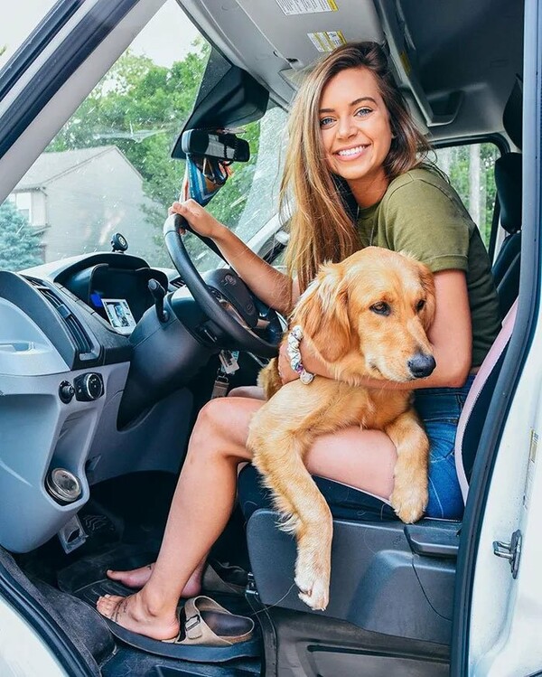 ΗΠΑ: 24χρονη τα παράτησε όλα και ταξιδεύει στις ΗΠΑ με τον σκύλο της σε ένα βαν