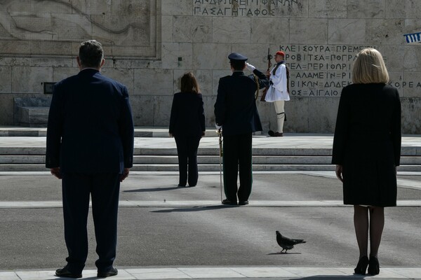 Επέτειος 25ης Μαρτίου στην άδεια Αθήνα - Κατάθεση στεφάνων και πτήσεις μαχητικών
