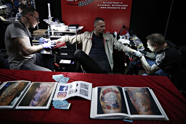 Mέσα στο παγκόσμιο συνέδριο τατουάζ στις Βρυξέλλες
