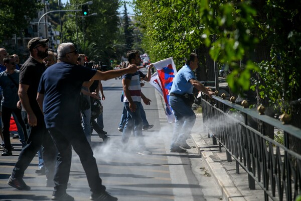 Επεισόδια και χημικά σε διαδηλωτές στο κέντρο της Αθήνας - Έριξαν μπογιά στο άγαλμα του Τρούμαν