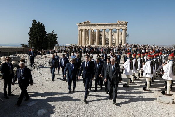 Οι Έυζωνες στην Ακρόπολη - Η έπαρση της σημαίας για τα 75 χρόνια από την απελευθέρωση της Αθήνας