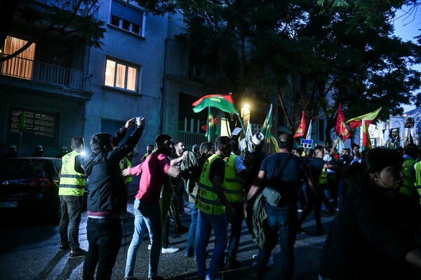 Διαδήλωση Κούρδων στην Αθήνα με ένταση στην τουρκική πρεσβεία - Ανυσηχία εκφράζει η Άγκυρα