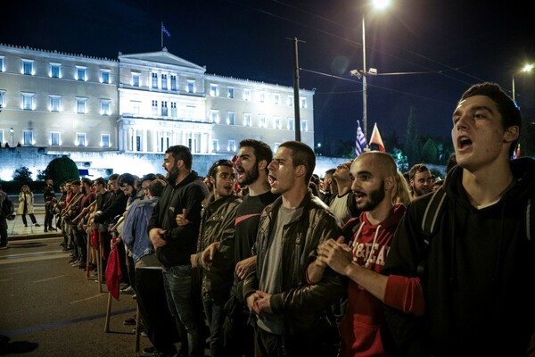 Φωτογραφίες από την διαδήλωση που μόλις πραγματοποιήθηκε για την κατάργηση του ασύλου