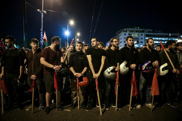 Φωτογραφίες από την διαδήλωση που μόλις πραγματοποιήθηκε για την κατάργηση του ασύλου