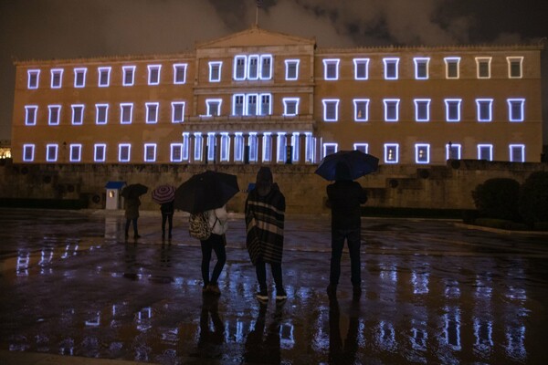 Φωταγωγήθηκε το χριστουγεννιάτικο δέντρο στην πλατεία Συντάγματος - ΦΩΤΟΡΕΠΟΡΤΑΖ