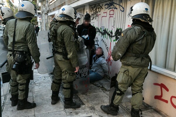 Κουκάκι: Εικόνες από την εισβολή της αστυνομίας στις καταλήψεις