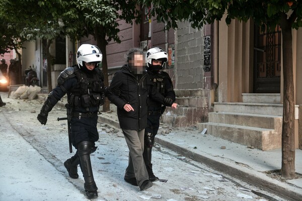 Κουκάκι: Εικόνες από την εισβολή της αστυνομίας στις καταλήψεις