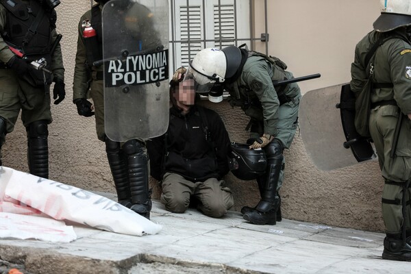 Κουκάκι: Εικόνες από την εισβολή της αστυνομίας στις καταλήψεις