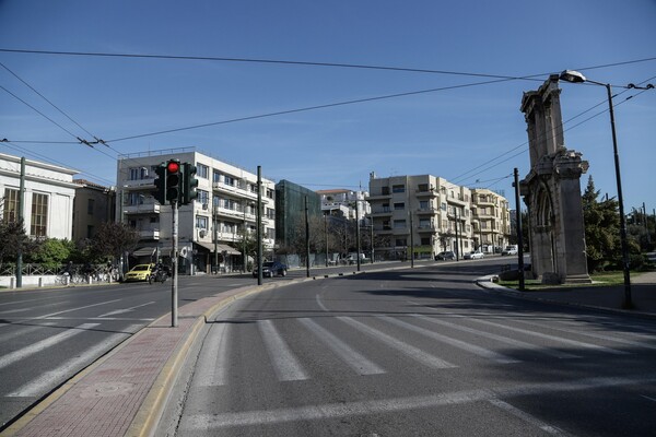 Κορωνοιός: Σάββατο πρωί σε άδεια Αθήνα - Ελάχιστοι στο κέντρο της πόλης