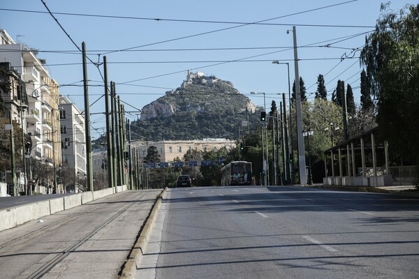 Κορωνοιός: Σάββατο πρωί σε άδεια Αθήνα - Ελάχιστοι στο κέντρο της πόλης