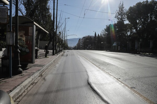 Κορωνοιός: Σάββατο πρωί σε άδεια Αθήνα - Ελάχιστοι στο κέντρο της πόλης