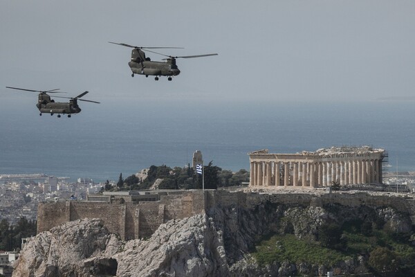 Επέτειος 25ης Μαρτίου στην άδεια Αθήνα - Κατάθεση στεφάνων και πτήσεις μαχητικών